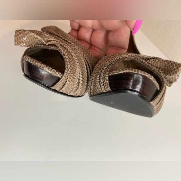 Moda Spana~Like New~Shimmery Taupe Faux Snakeskin Peep Toe Stilettos~Size 6 - Picture 9 of 14